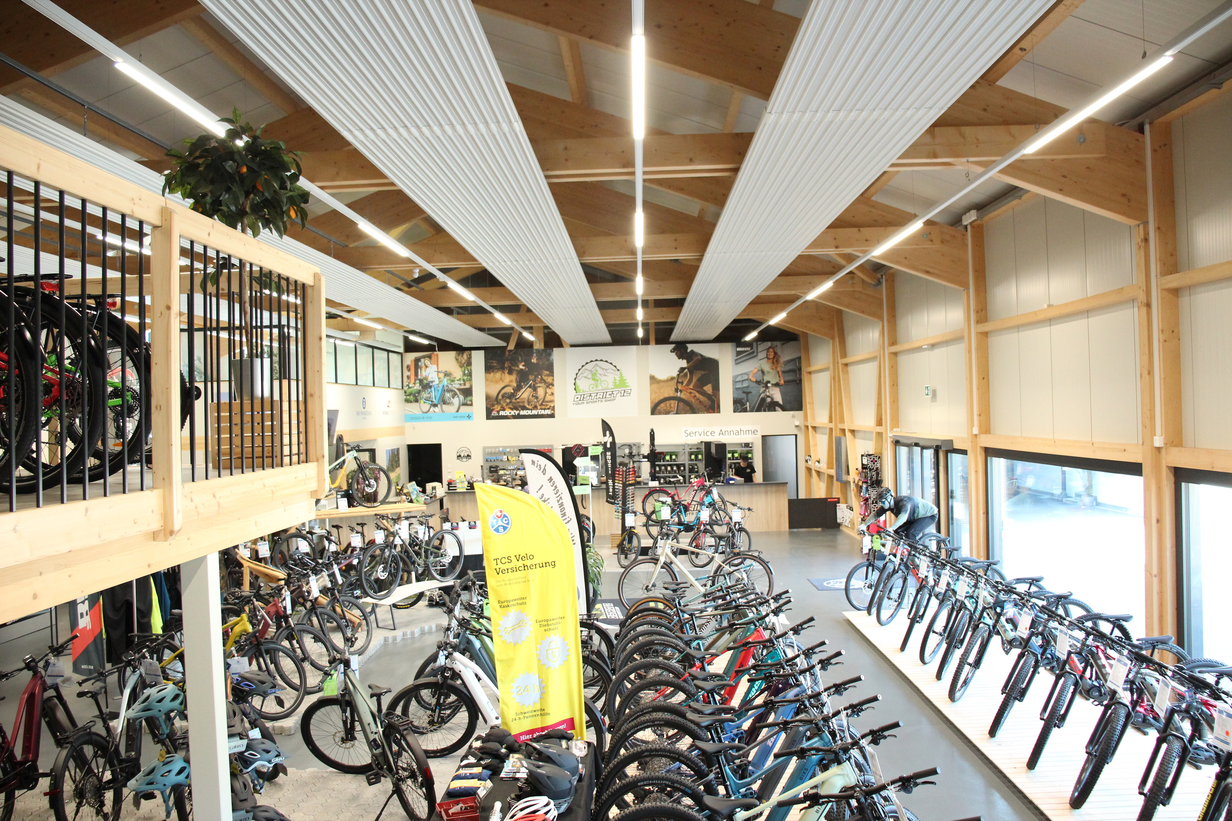 Pannelli radianti a soffitto nell'ampio salone