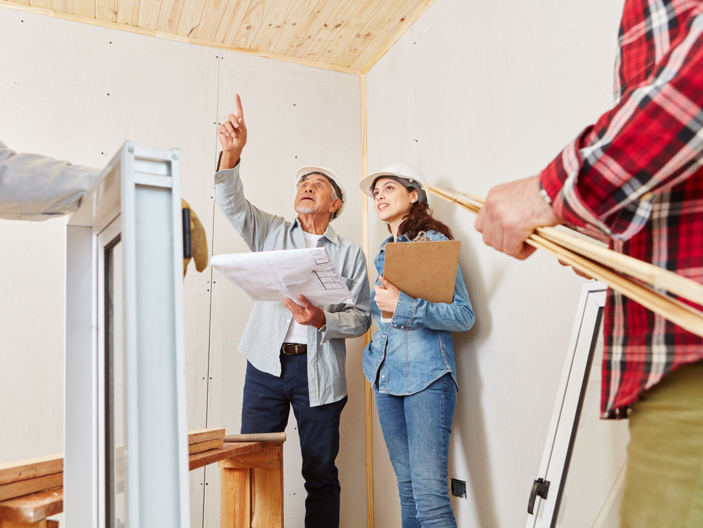Examen de la liste de contrôle des travaux de rénovation et des plans de construction en collaboration avec des experts sur place
