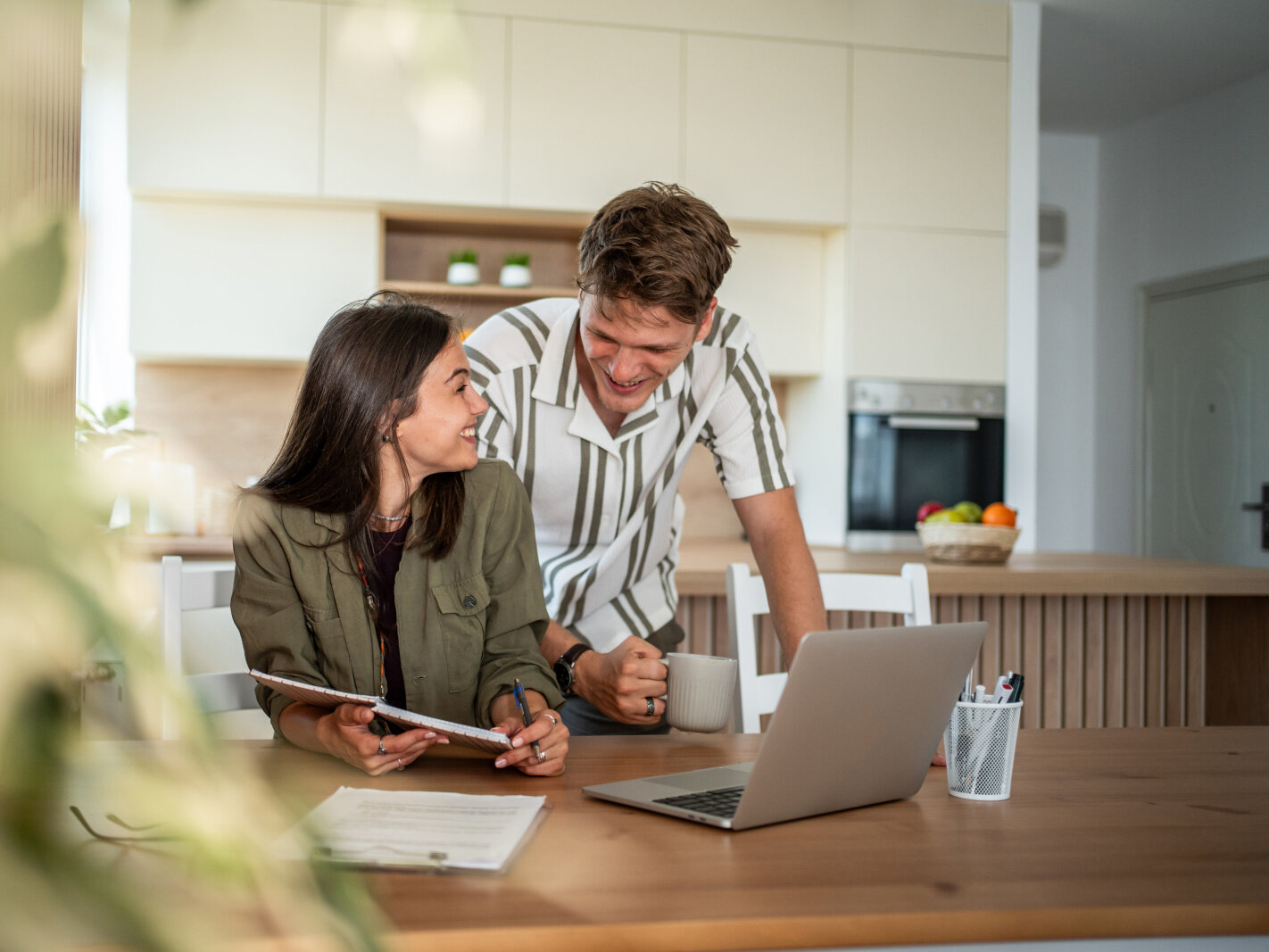 Un couple discute des plans de rénovation de sa maison et du budget du projet