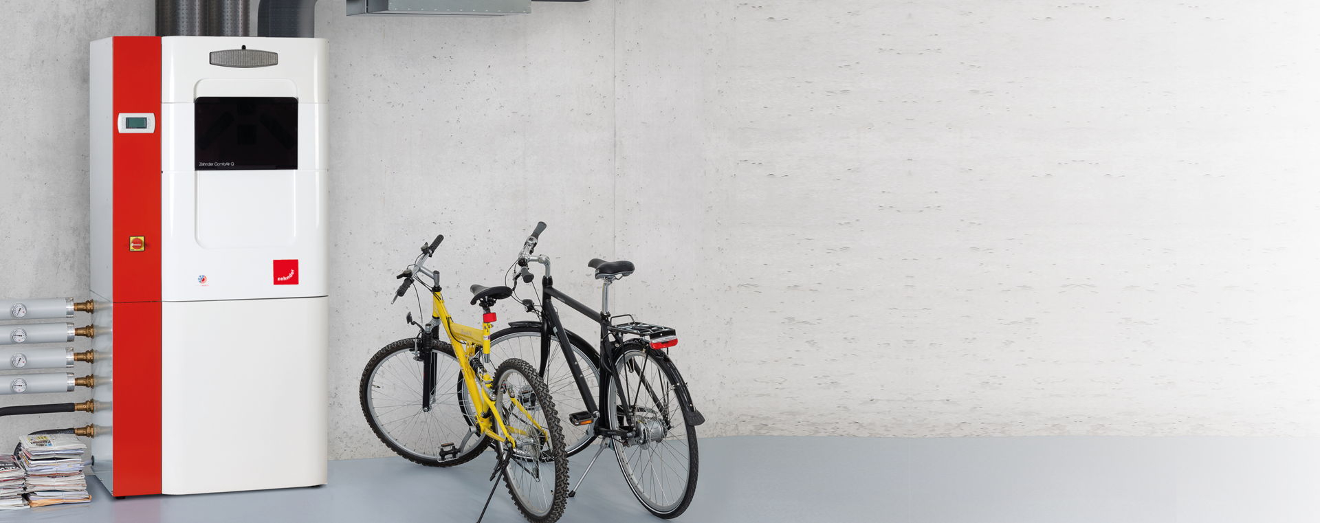 Energiezentrale im Keller neben Fahrrädern