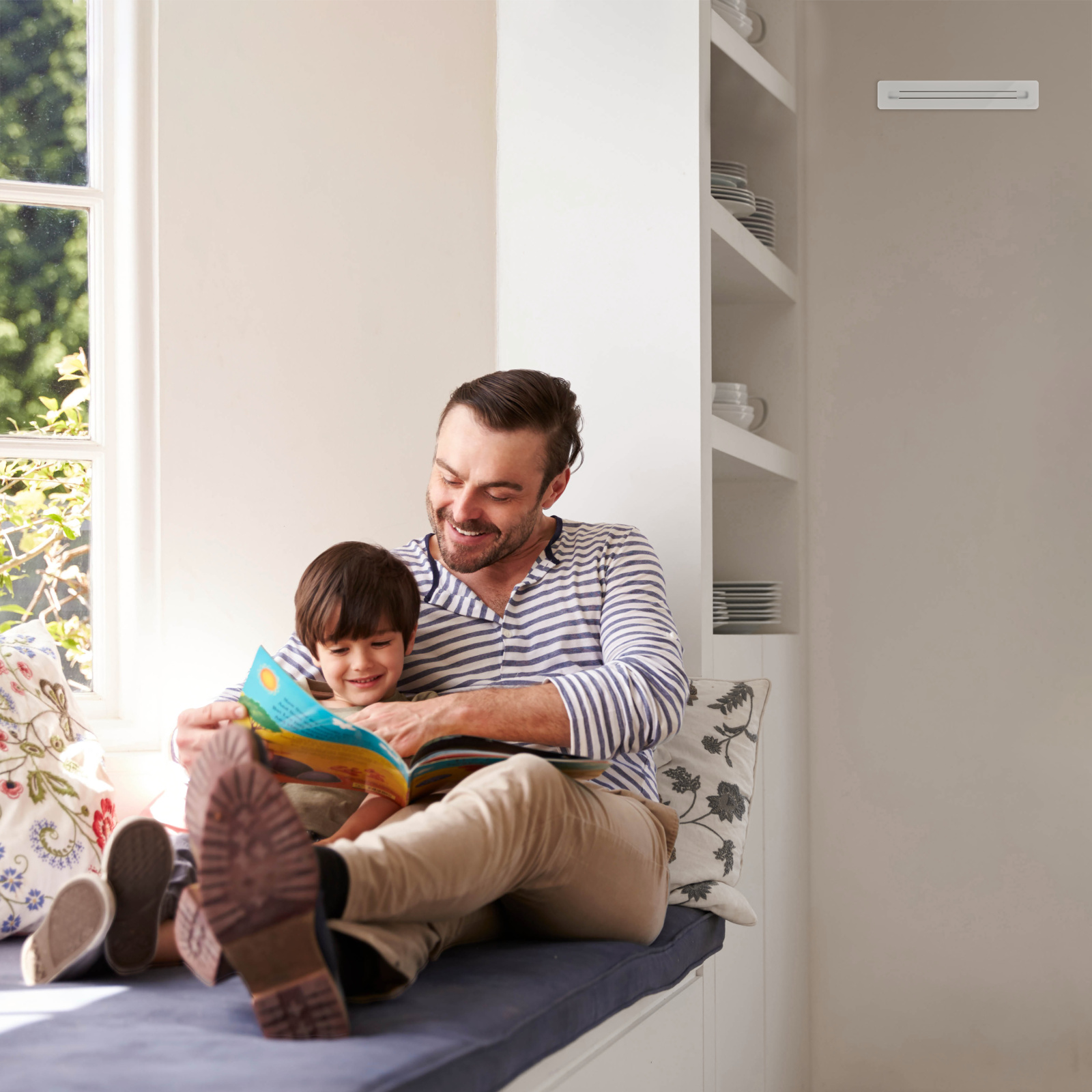 Uomo e bambino. Diffusore lineare per aria di mandata