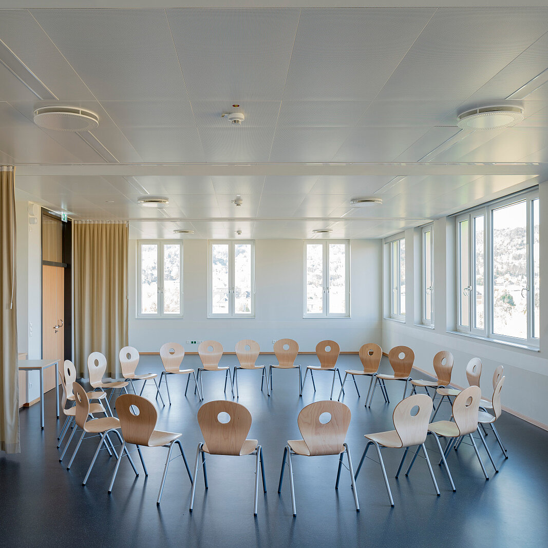 Schulzimmer Zehnder RHC Einhängesystem Metalldecke