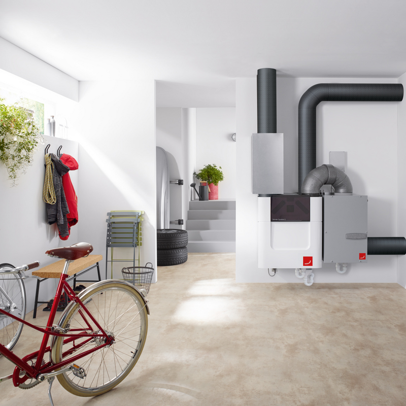 Cave lumineuse avec un vélo et un assainisseur d’air Zehnder ComfoAir Q 600 ST