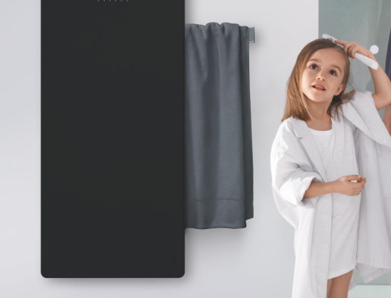 Chaleur agréable Enfant dans la salle de bain avec serviette