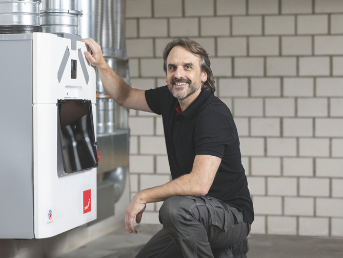 Zehnder_Instalershooting_CAQ_0779_retouching CA Q, comfo Air Q, Installer, Shooting, people, basement, technical room,