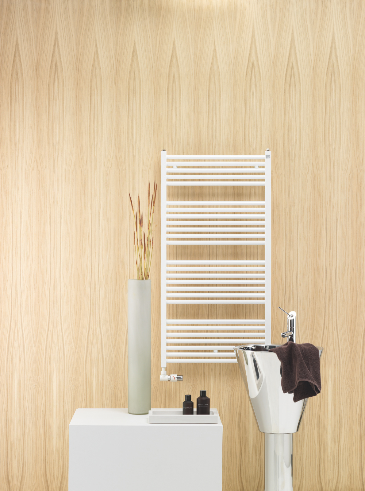 Zehnder_RAD_Zeno-HY_milieu Rendering Zehnder Zeno Decorative radiator Front view