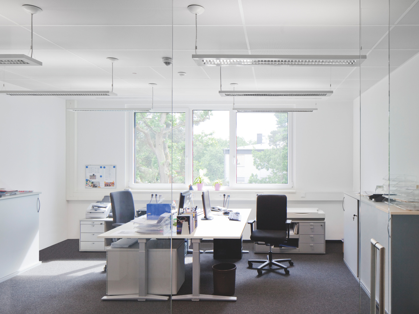 ufficio con sistema ad inserimento sistemi a soffitto