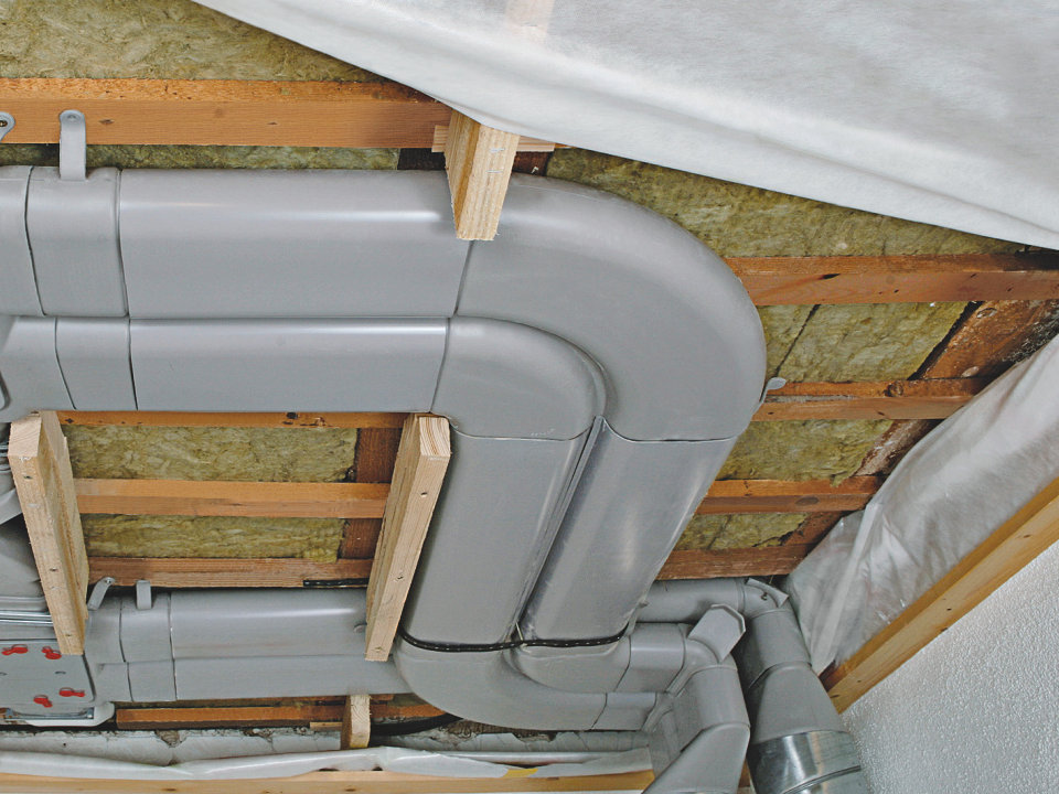 Installation des tubes de ventilation sur le chantier