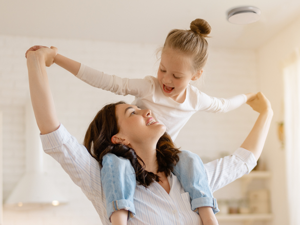 Une mère et son enfant dans une cuisine