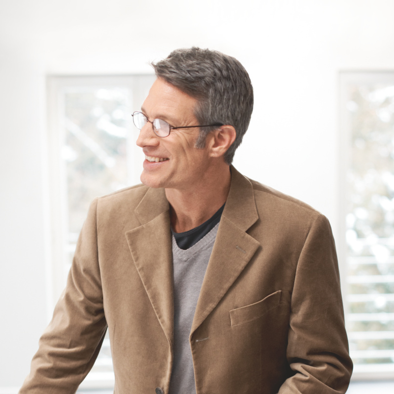 Zehnder Mitarbeiter Porträtaufnahme mann mit braunem jacket