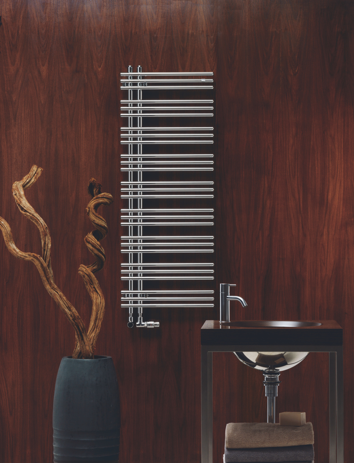 Zehnder_RAD_Yucca-Asym-HY_chrome_bottom connection Rendering Zehnder Yucca Asym Decorative radiator Front view