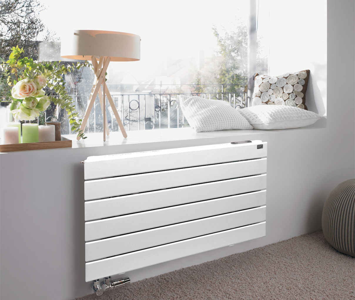 Design-Heizkörper für Wohnräume Weißer Design-Heizkörper, installiert unter einem sonnigen Fenster in einem modernen Wohnraum