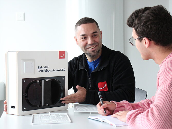 deux personnes, Démonstration de produit: passage de cloison actif