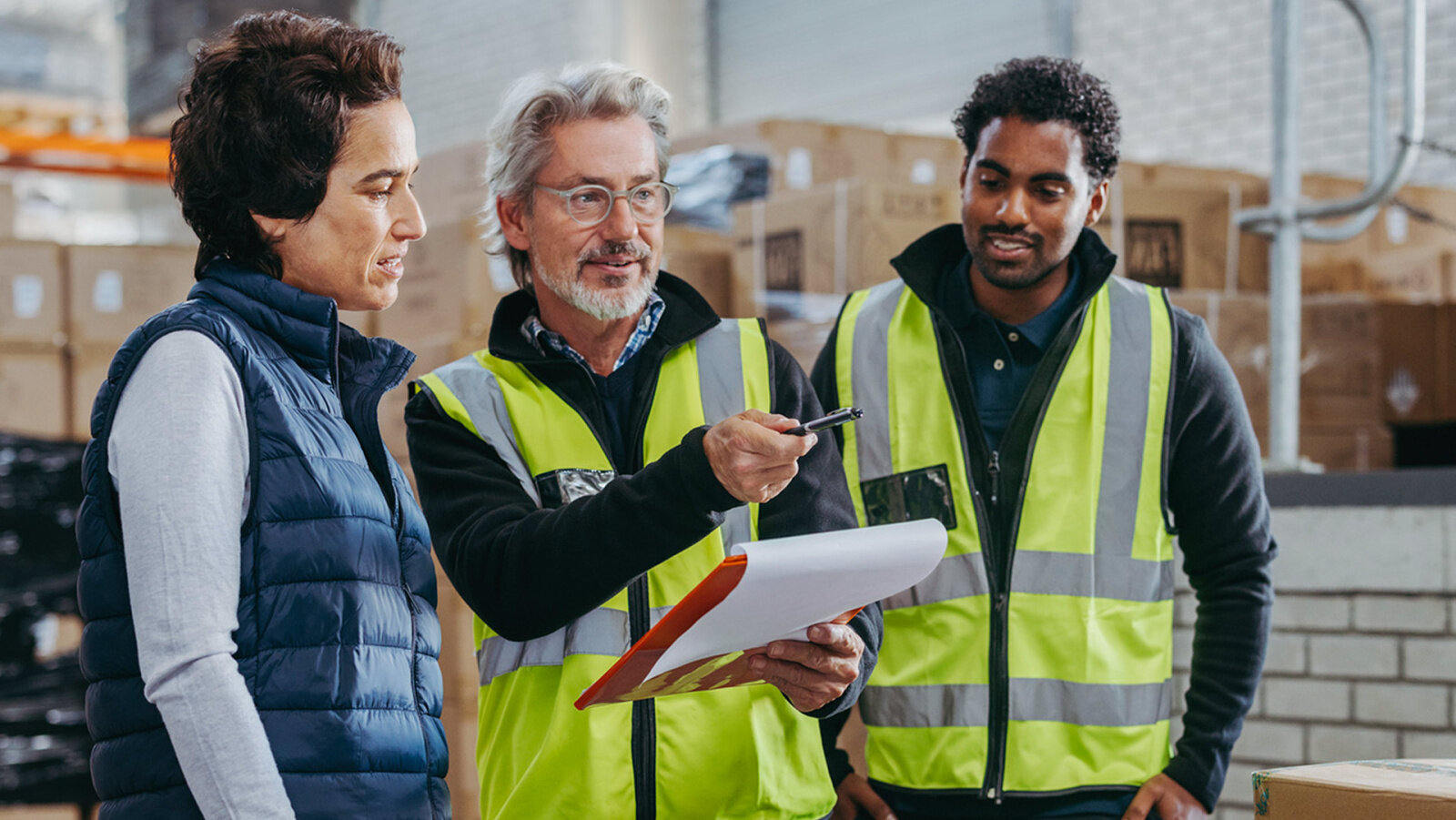 Besprechung in der Lagerhalle