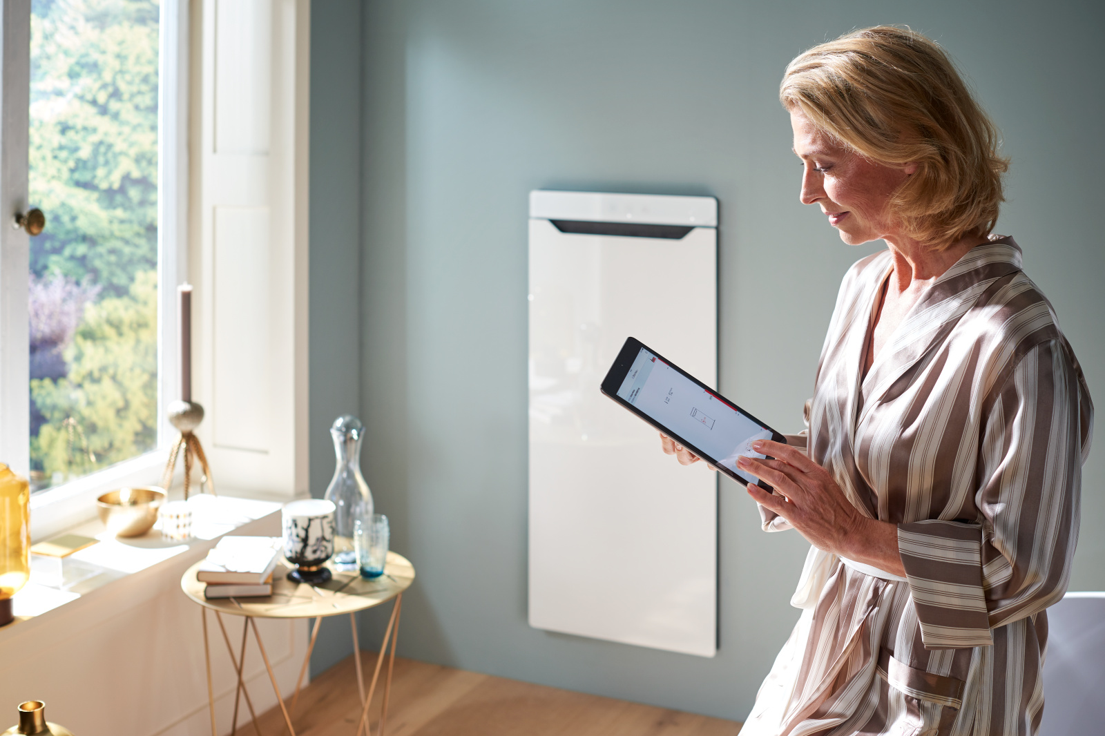 Frau mit Tablet, bedienung per App