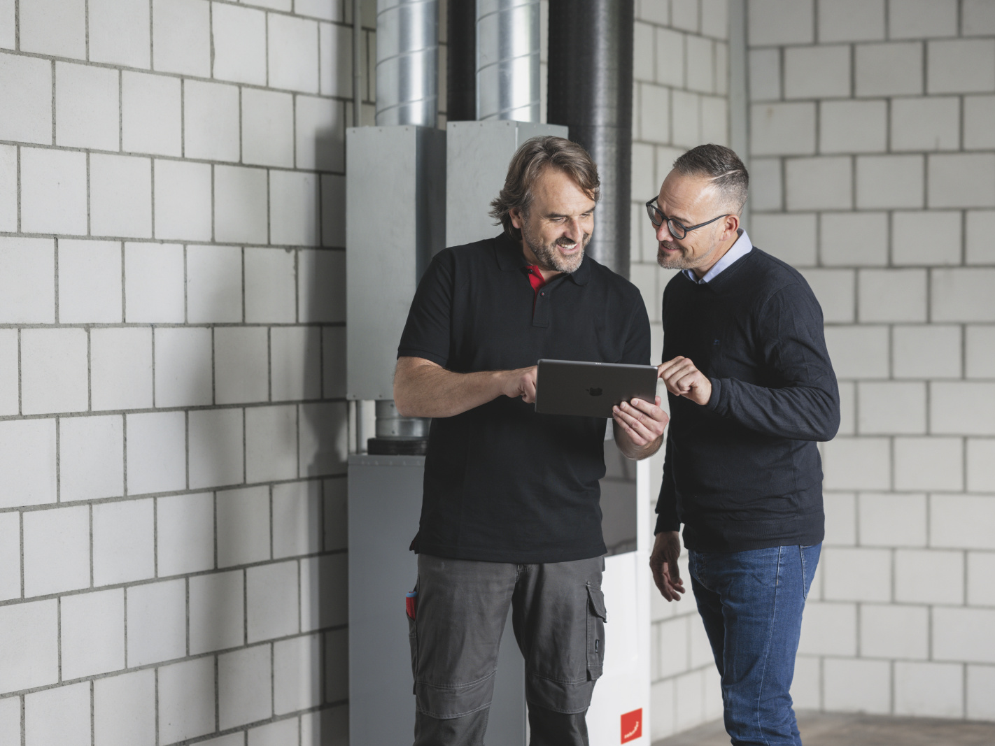 Zehnder_Installershooting_CAQ_1410_retouching CA Q, comfo Air Q, Installer, Shooting, people, basement, technical room,