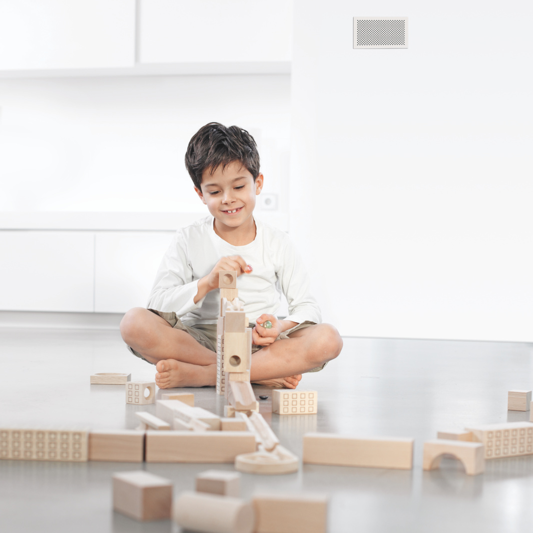 Griglia di design Zehnder Bambino che gioca. Griglia di copertura per l'aria di mandata