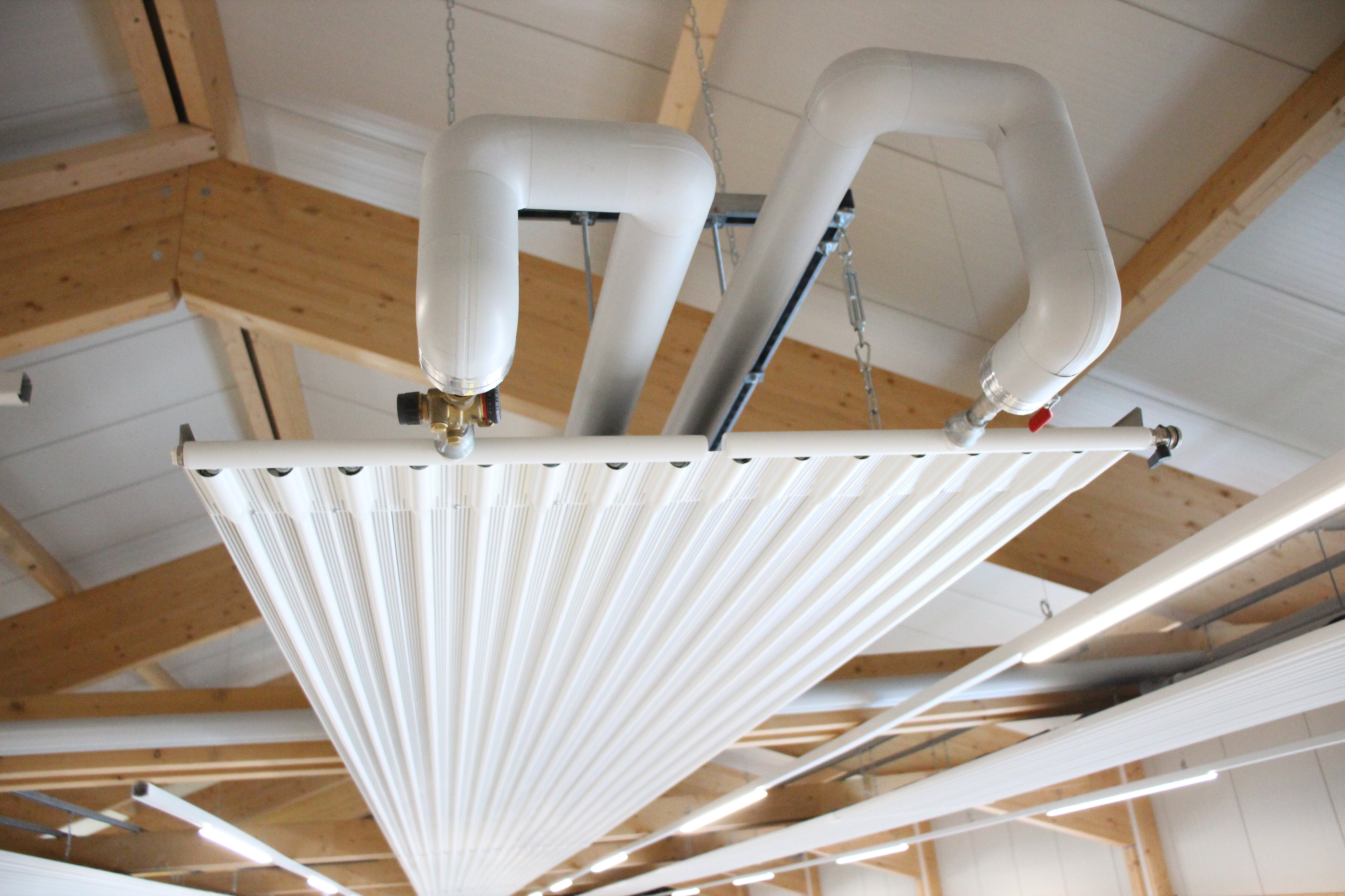 Pannello radiante a soffitto con fori