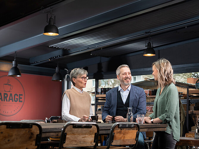 Zehnder_RHC_CP-ZFP-Urban_Referenz_people-colleagues-standing table-Garage-1 Zehnder ZFP, RHC, CP, Ceiling Panel, Zehnder, Reference