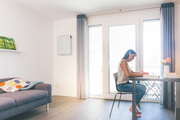 Studentenwohnung mit Frau am Tisch