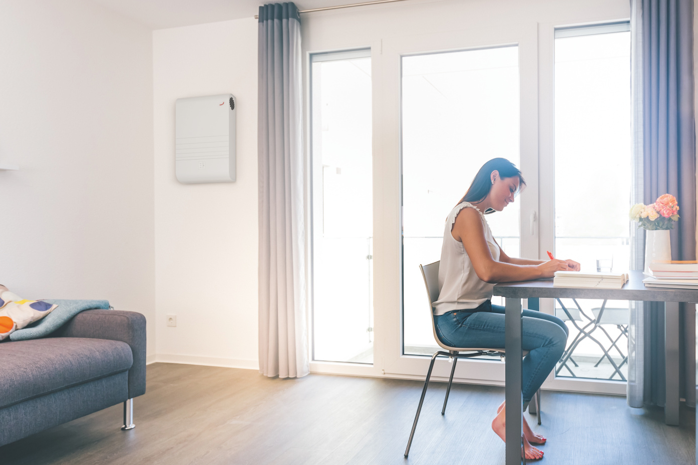 Studentenwohnung mit Zehnder ComfoAir 70 Frau am Schreibtisch