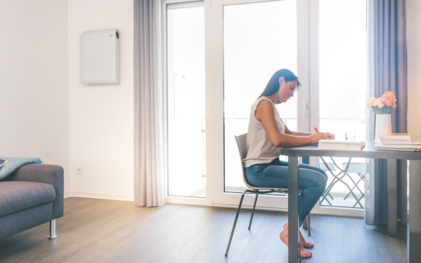 Studentenwohnung mit Frau am Tisch
