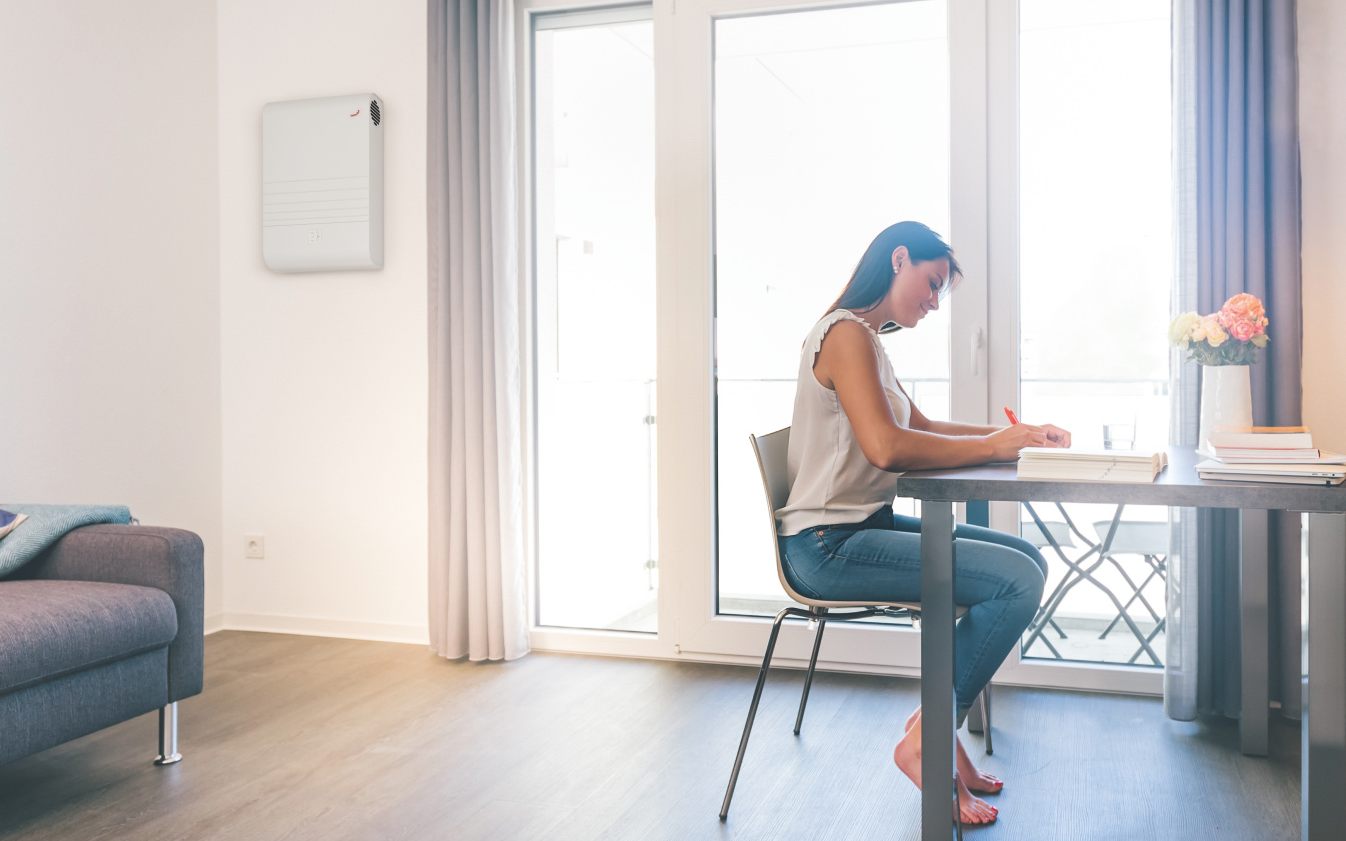 Studentenwohnung mit Frau am Tisch