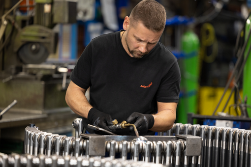 Uomo che lavora con il radiatore Zehnder charlston