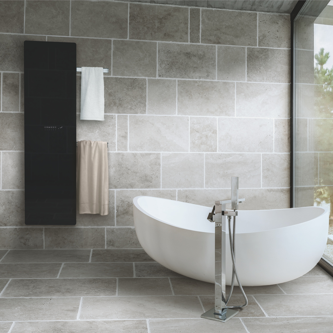 Bad, Badewanne, schwarzer Heizkörper