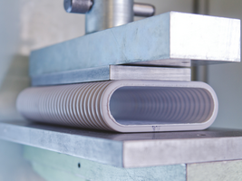 Primo piano di un comoftube zehnder durante un controllo di qualità