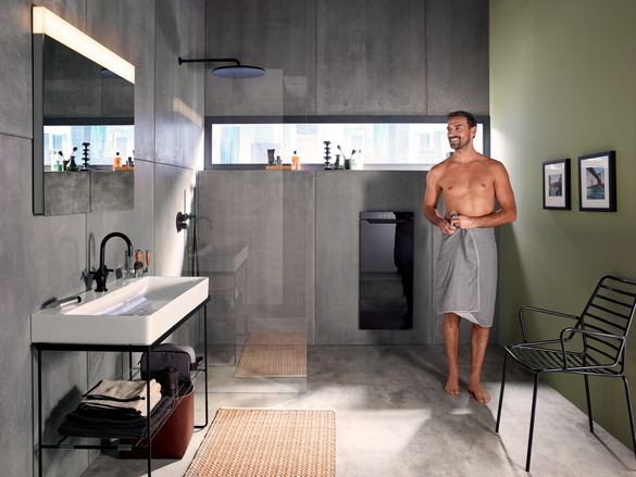 Bad Mann mit Badetuch