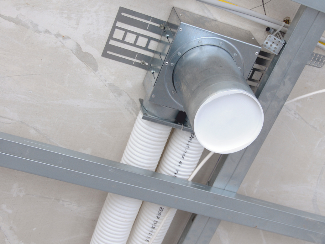 Installation des tubes de ventilation sur le chantier