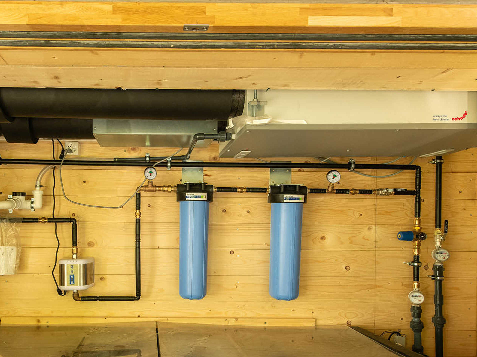 L’appareil de ventilation Zehnder ComfoAir 200 monté au plafond alimente l’espace de vie en air frais et préchauffé.