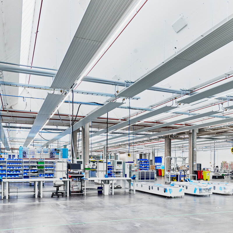 Halle industrielle zehnder panneau rayonnant de plafond