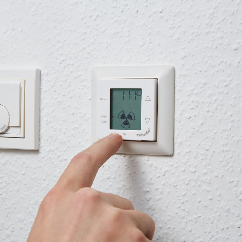 Schalter zehdner comfosense control panel an der wand mit  finger