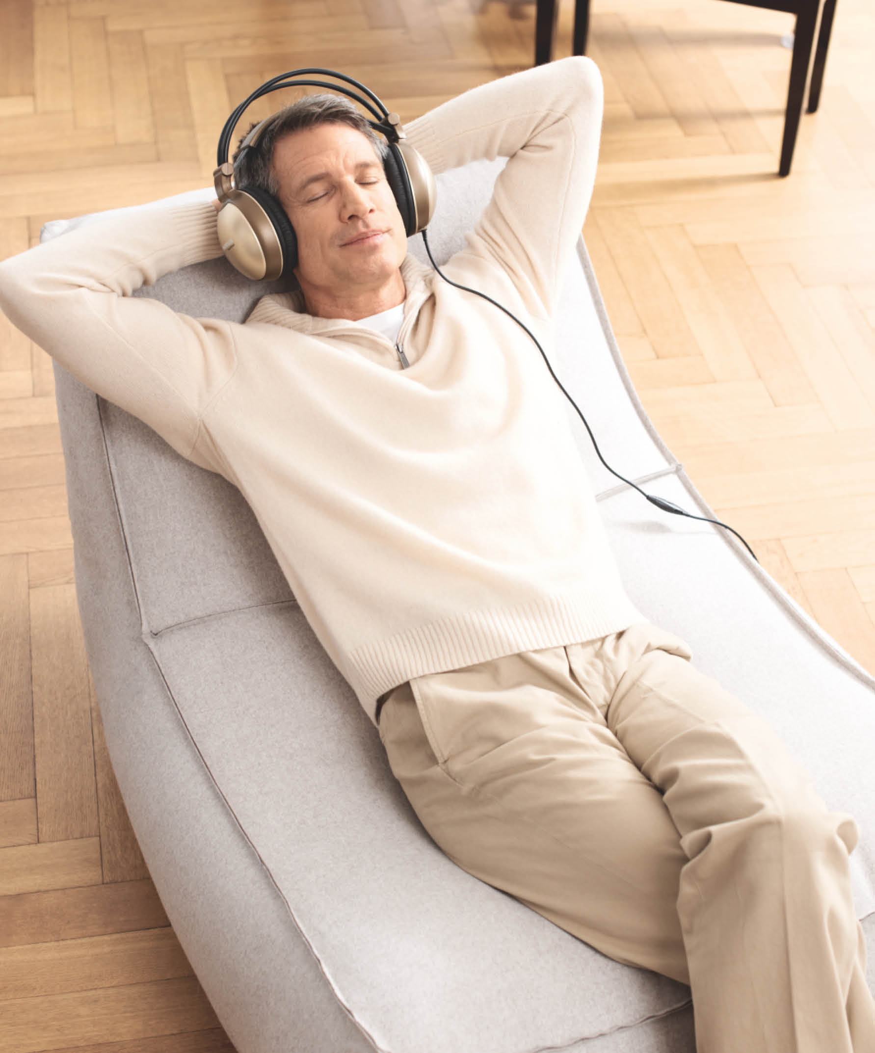 Bien-être pour les habitants Mann hört Musik mit Kopfhörer