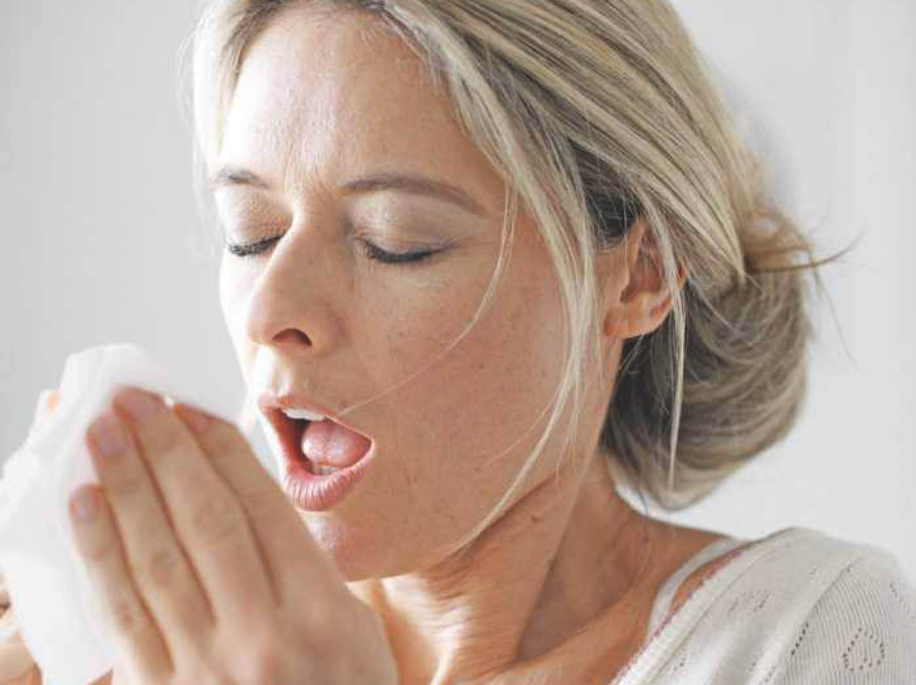 allergie au pollen Une femme éternue à cause d'une allergie au pollen