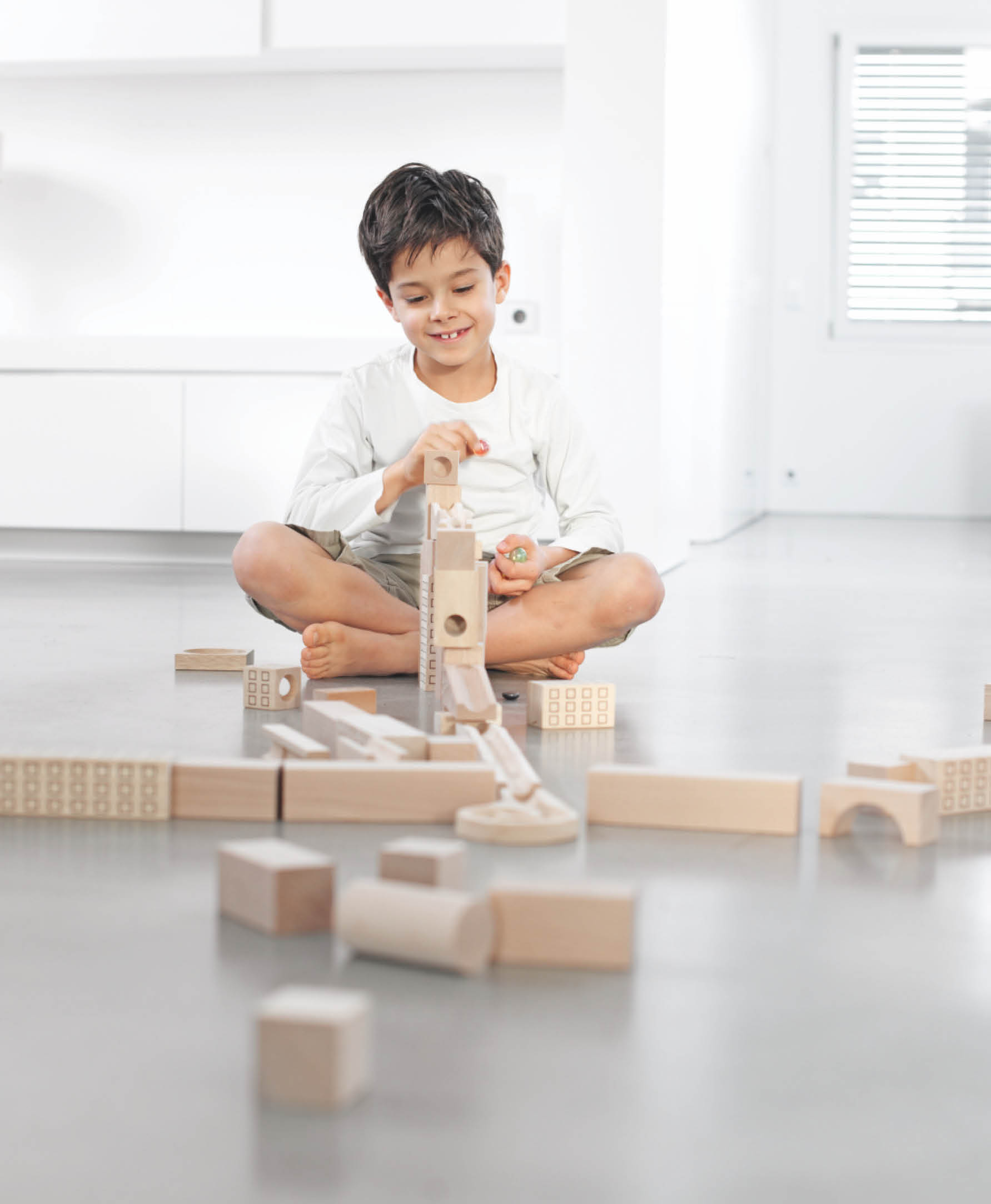 Un air ambiant sain grâce à la ventilation de confort Un enfant joue avec des blocs de construction