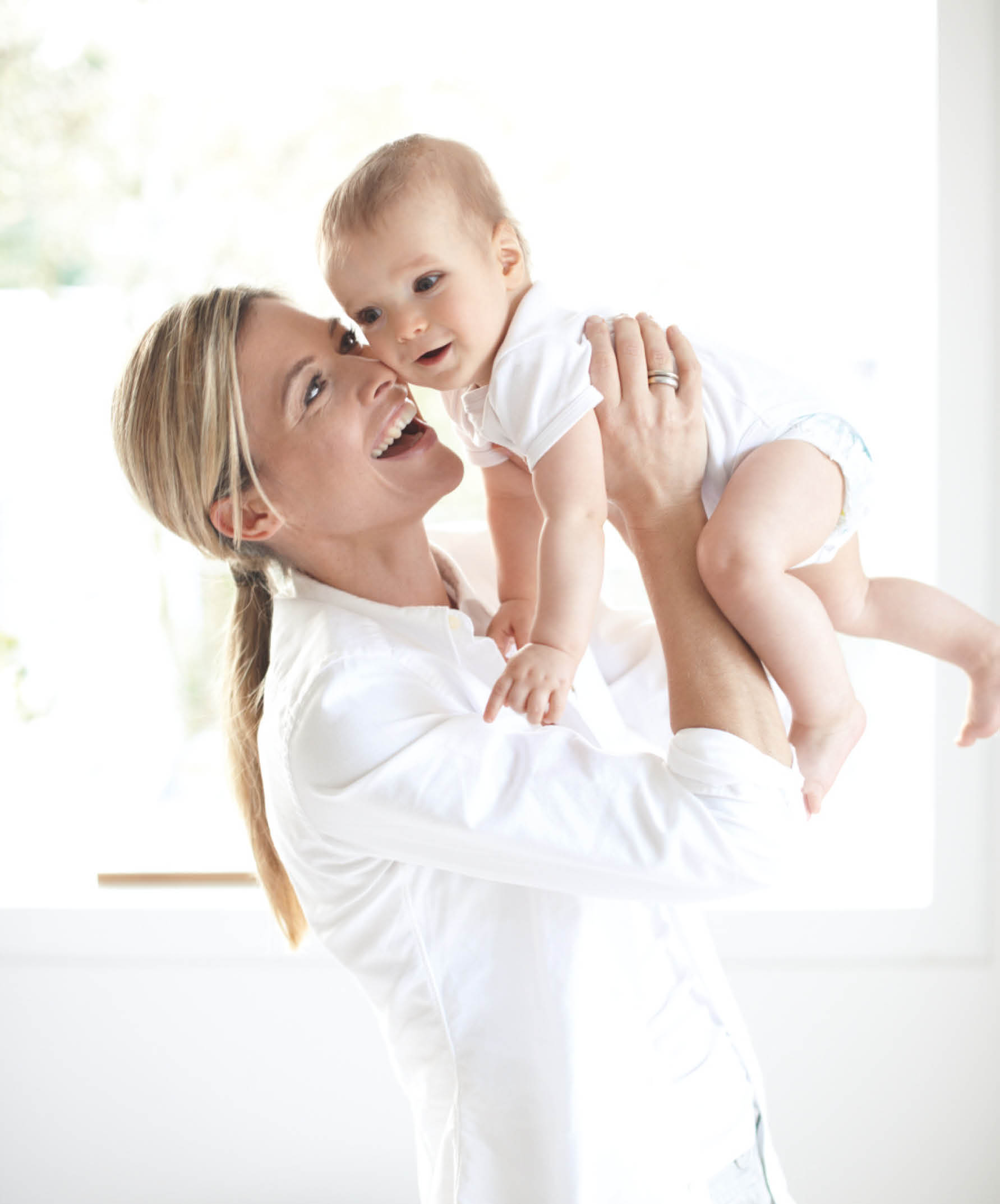 Protection contre le bruit extérieur Frau mit Baby vor Fenster