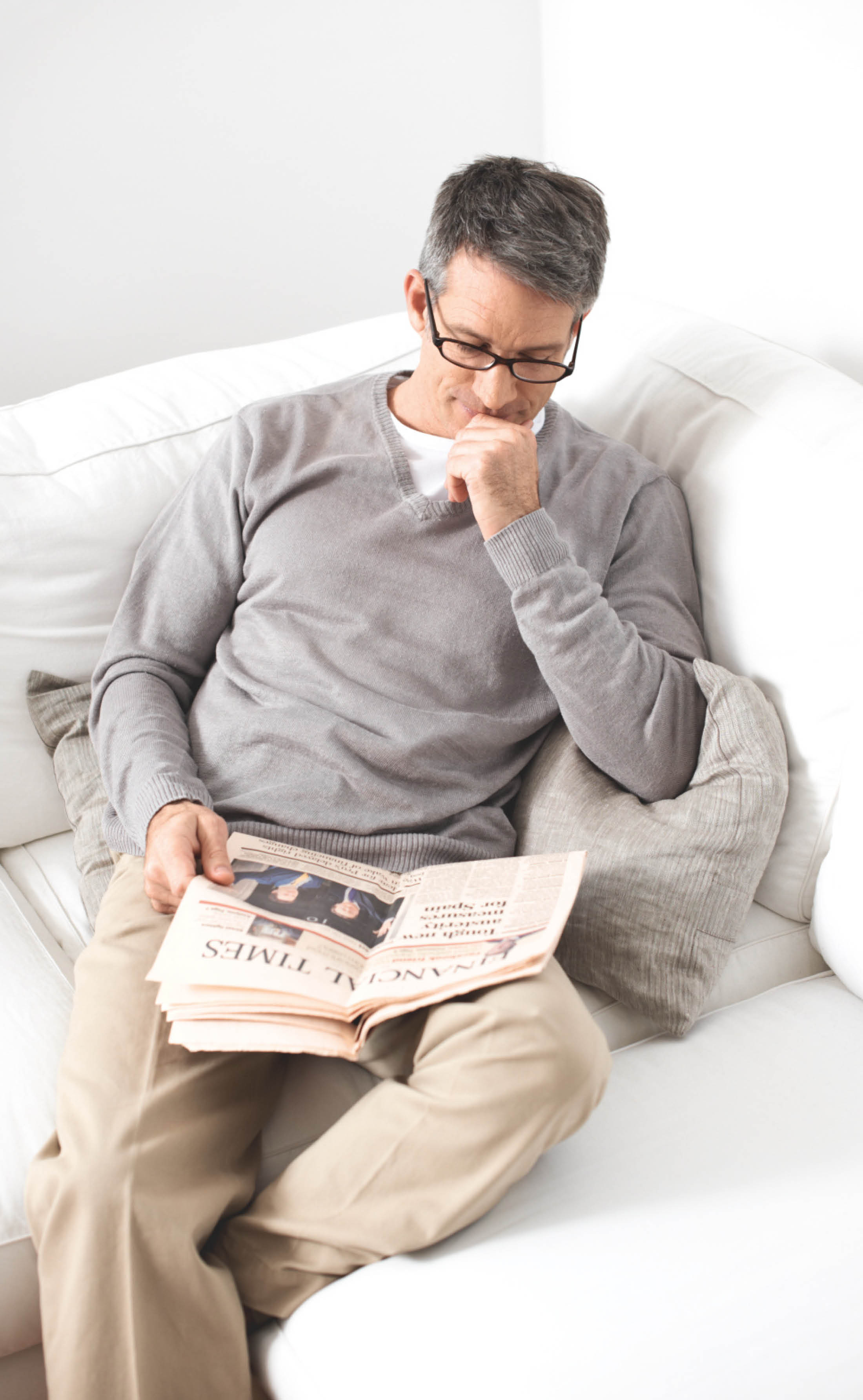 Zehnder Komfortlüftung ohne Zugluft Mann liesst Zeitung auf Sofa