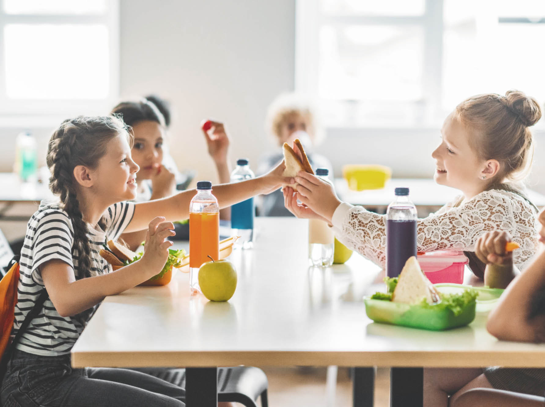 [Translate to Deutsch:] Schullüftung Kinder Pause