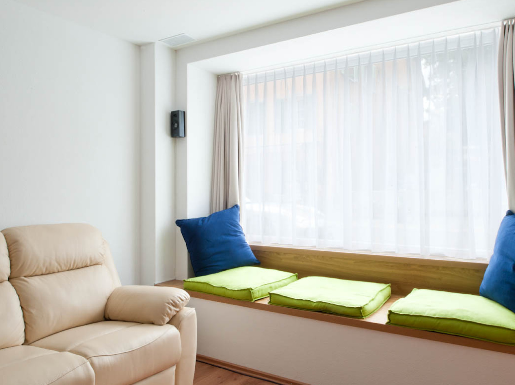 Wohninnenbereich mit Lüftungsgitter in Deckennähe