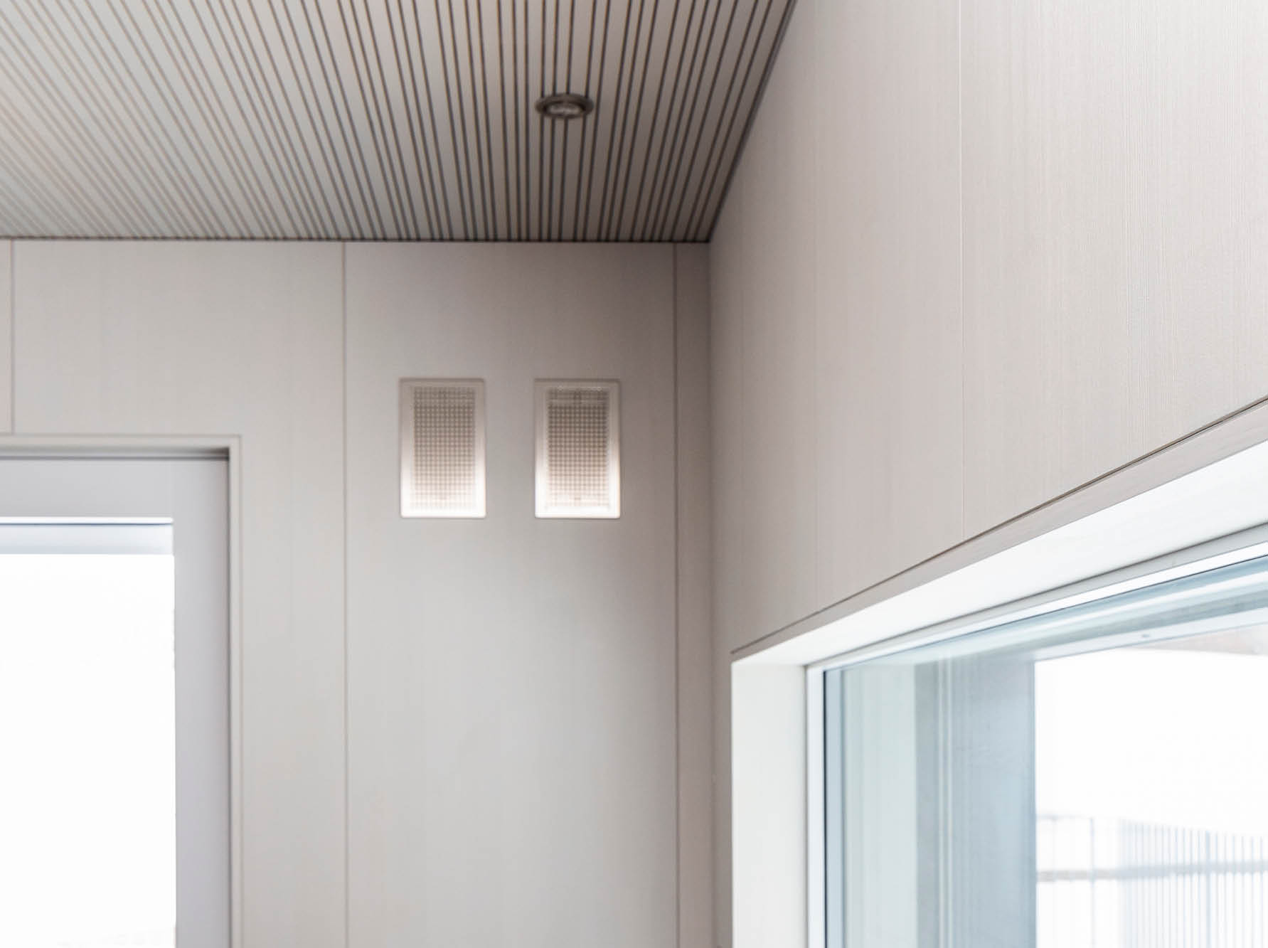 Abluftgitter in Zweifamilienhaus mit Minergie-Standard